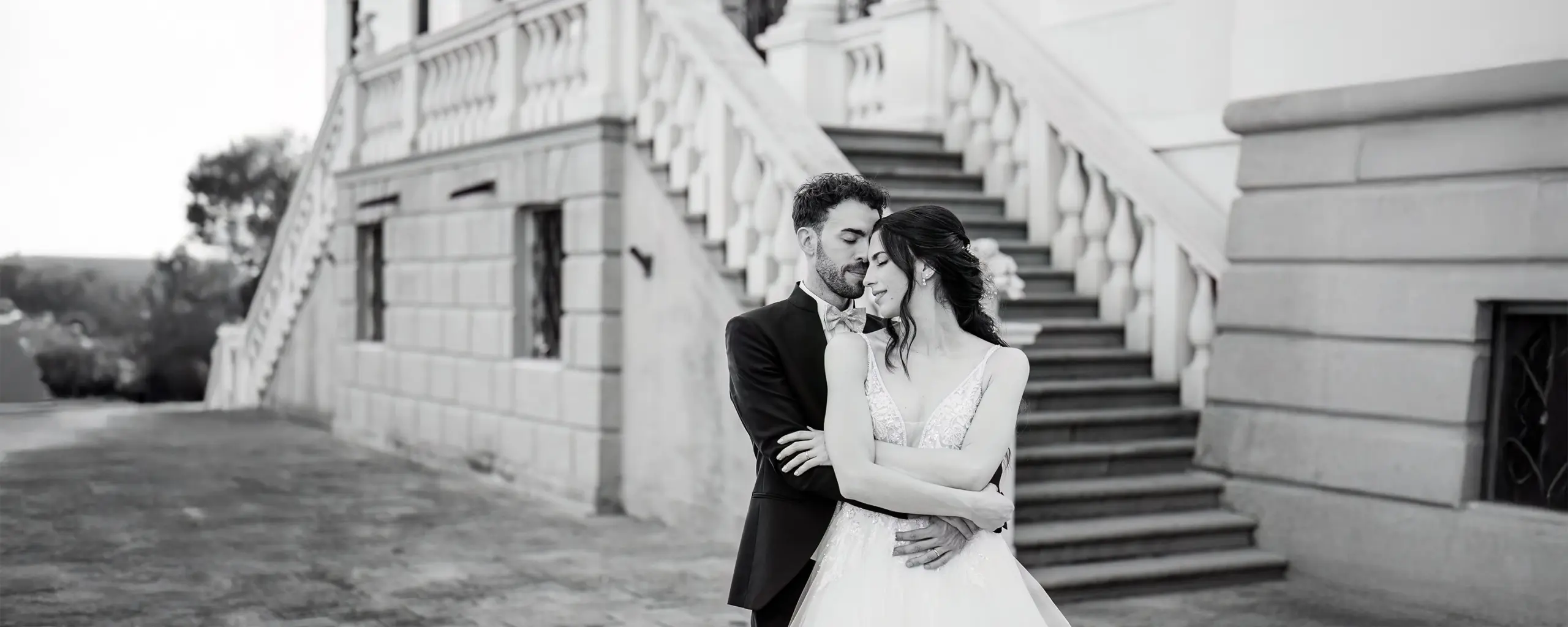 Chiara e Nicola abbracciati davanti alla scalinata