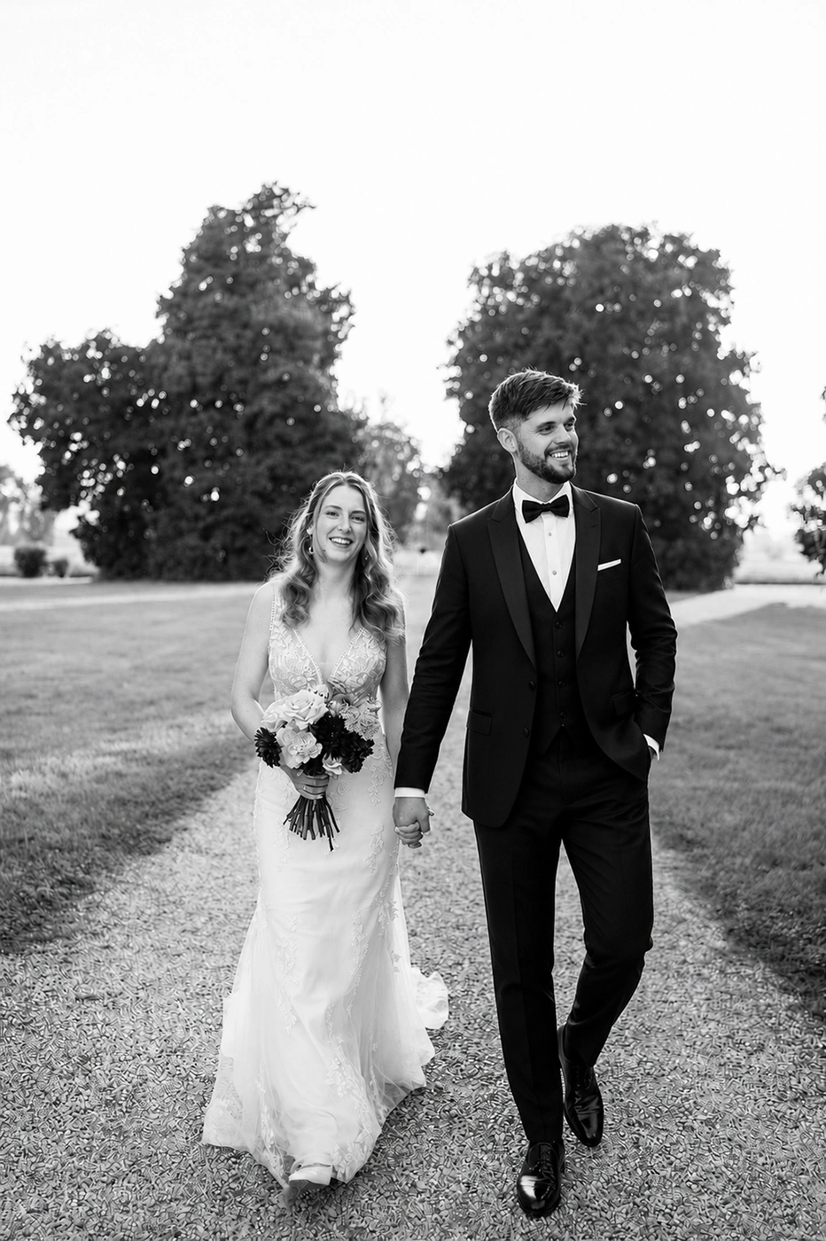 Coppia di sposi che cammina insieme durante il matrimonio