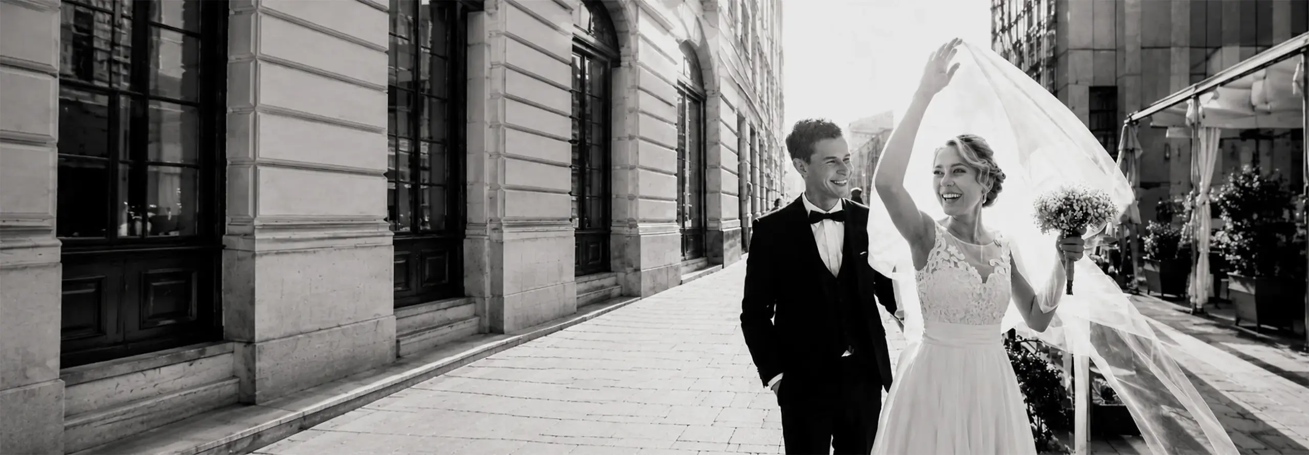 Fotografia di matrimonio in bianco e nero di una coppia di sposi