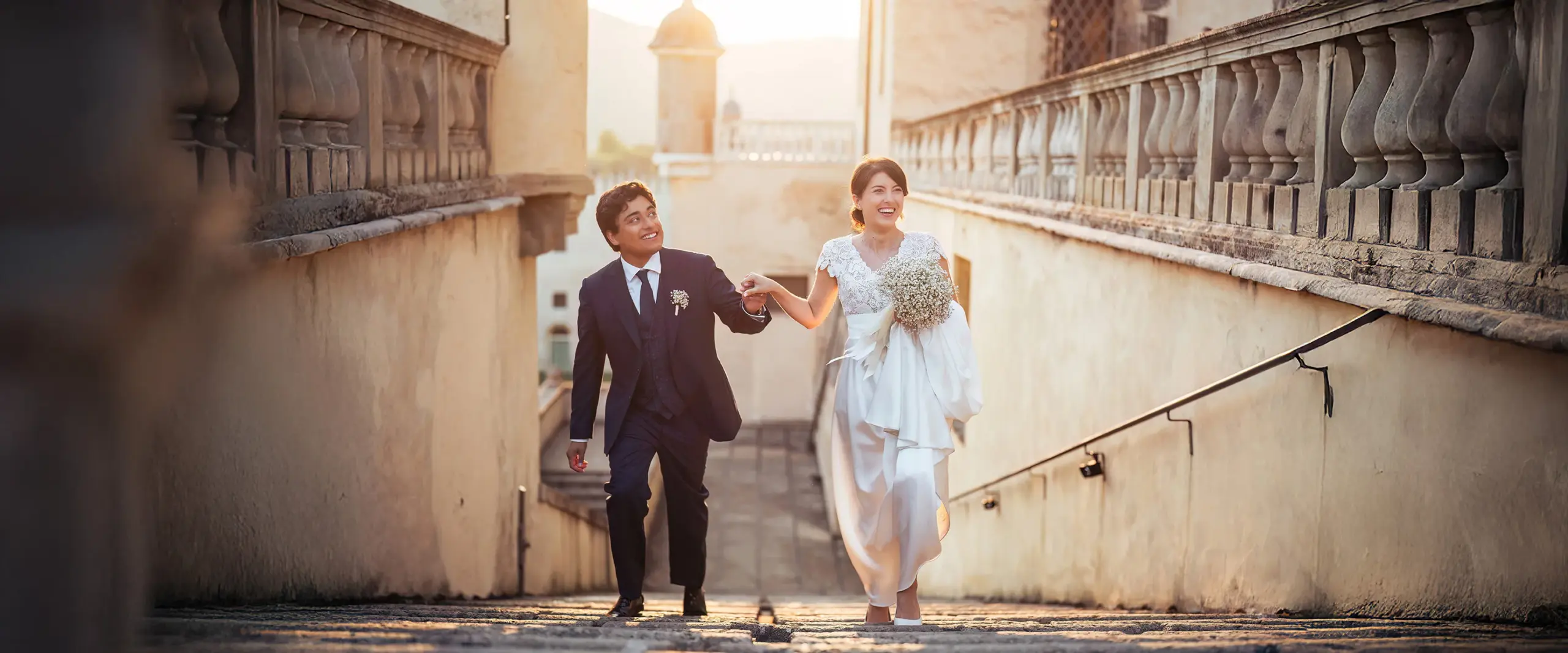 Coppia di sposi durante un momento spontaneo del matrimonio