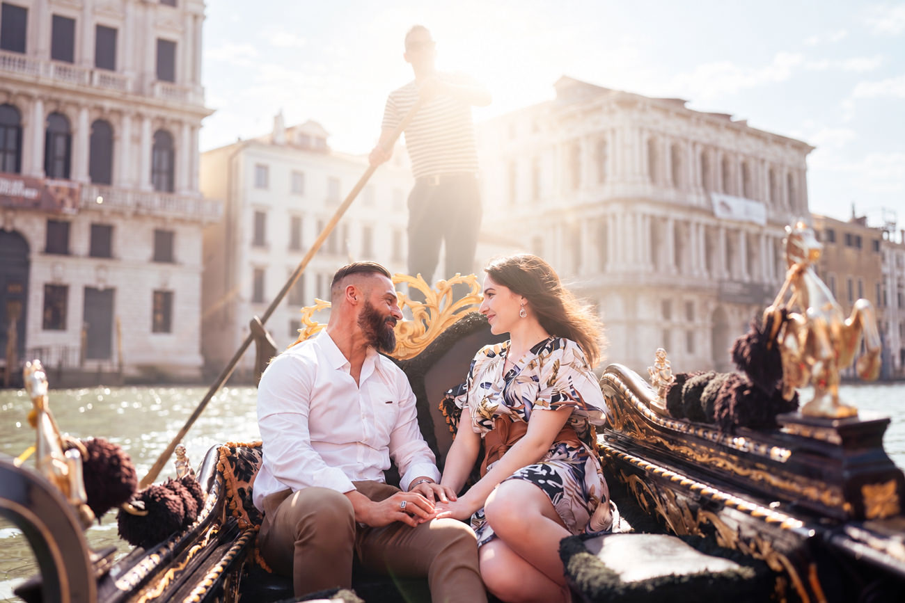 coppia a Venezia in gondola