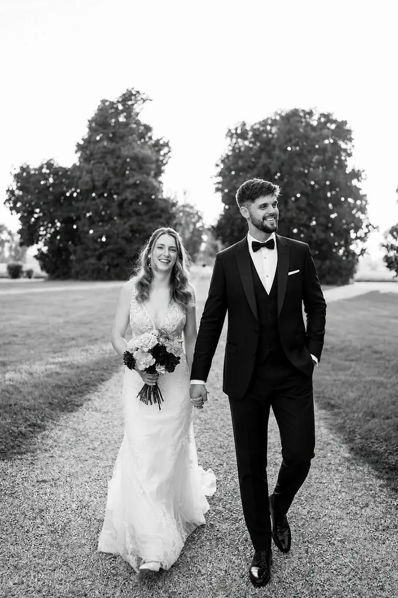 Coppia di sposi che cammina insieme durante il matrimonio