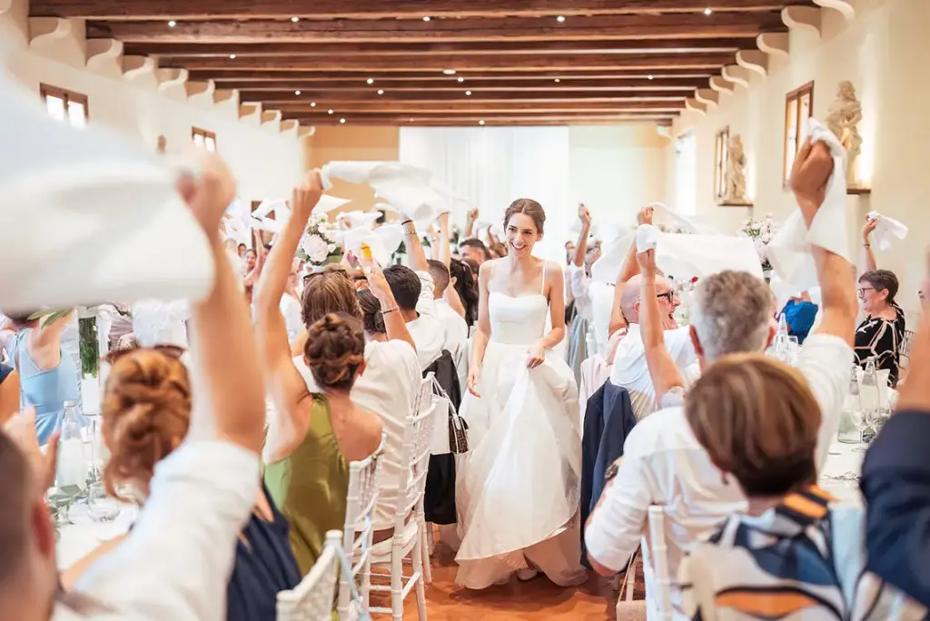 sposa con invitati festa